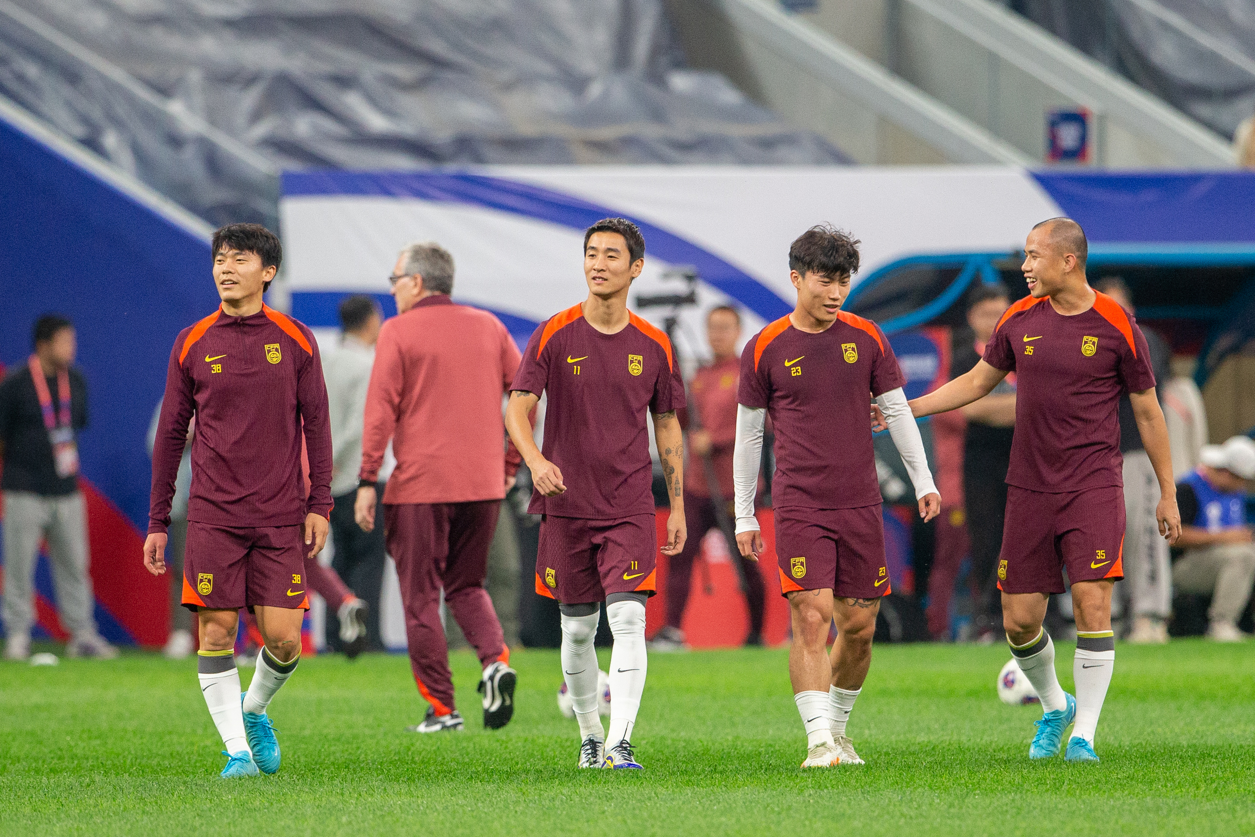球员在国际锦标赛上奋力拼搏 球员在国际锦标赛上奋力拼搏